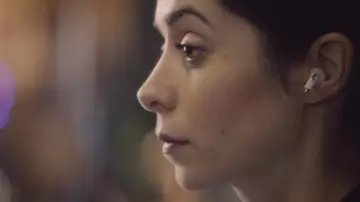 Les écouteurs sans fil de Nanette Cole (Cristin Milioti) dans Black Mirror S04E01