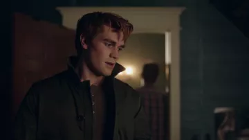 Chaqueta caqui de Archie Andrews (K.J. Apa) en Riverdale S2E8