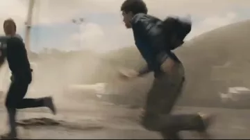 Los pantalones beige del joven científico (Justice Smith) en Jurassic World: Fallen Kingdom