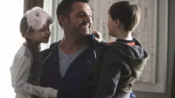 The sweatshirt navy hoody Lacoste of Antoine (Arnaud Ducret) in The teeth, pee, and so to bed