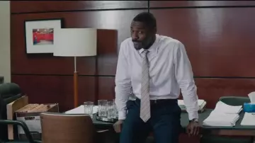 Le pantalon de l'avocat Charlie Jaffey (Idris Elba) dans Le Grand Jeu