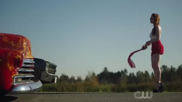 Les escarpins bleus Steve Madden de Cheryl Blossom (Madeleine Petsch) dans Riverdale S02E06