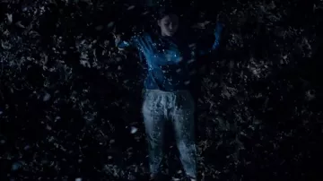 La sudadera azul de Mirage (Blu Hunt) en The New Mutants