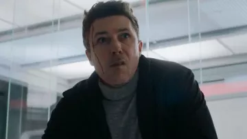 El cuello de tortuga gris de Janson (Aidan Gillen) en El laberinto: el remedio mortal