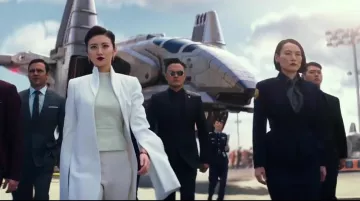 The skirt ceintrée Mako Mori (Rinko Kikuchi) in Pacific Rim: Uprising