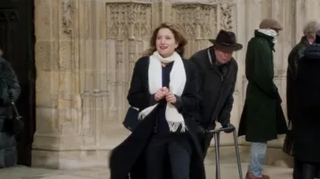 L'écharpe à frange blanche de Éloïse (Julia Piaton) dans La Monnaie De Leur Pièce