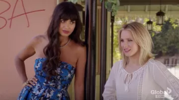 Topshop 'Shadow Jacquard' Strapless Midi Dress usado por Tahani Al Jamil (Jameela Jamil) dans The Good Place S02E09