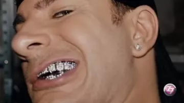 False teeth in rhinestone-Fatal (Michael Youn) in the film Fatal Bazooka