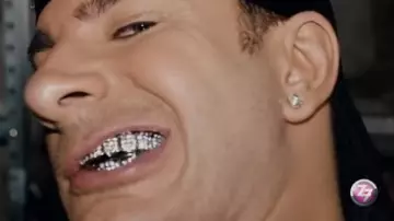 Les fausses dents en strass de Fatal (Michael Youn) dans le film Fatal Bazooka