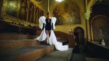 Les sandales à talons compensés Saint Laurent de Beyoncé dans le clip Family Feud de Jay-Z