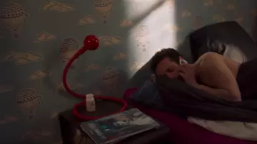 La lampe flexible rouge dans Ami-Ami