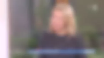 Le pull marine à sequins de Agathe Lecaron dans La maison des maternelles du 09/01/2018