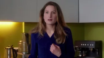La chemise bleue marine de Éloïse (Julia Piaton) dans La Monnaie De Leur Pièce
