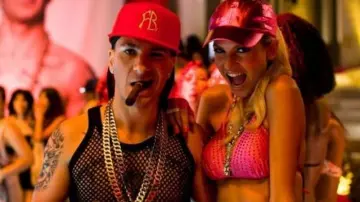 Le bikini rose à strass de Athéna Novotel (Isabelle Funaro) dans le film Fatal bazooka