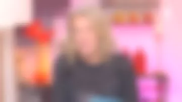 Le pull en mohair à sequins de Agathe Lecaron dans La maison des maternelles du 09/01/2018 (en écru)