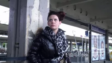 Le foulard imprimé léopard noir et gris de Belinda dans Belinda