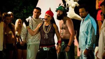 The tank top black in mesh of Fatal Bazooka (Michael Youn) in the movie Fatal