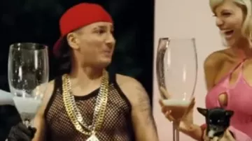 Flutes of champagne giant seen in the film Fatal bazooka
