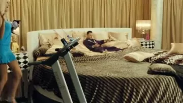 The round bed of Fatal (Michael Youn) in the film Fatal bazooka