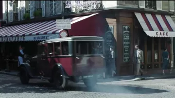 Le bistrot Le Bonaparte à Paris dans La Douleur