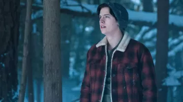 Le blouson à carreaux avec col fourrure porté par Jughead Jones (Cole Sprouse) Riverdale Saison 1 Episode 13