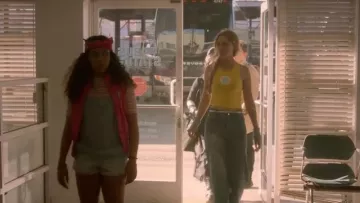Le jean Stella McCartney de Karolina Dean (Virginia Gardner) dans Marvel's Runaways S01E10