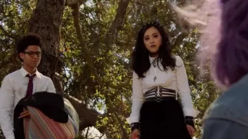 Nico Minoru 's (Lyrica Okano) Urban Outfitters Wide Metal Ring Belt como se ve en Marvel's Runaways S01E10