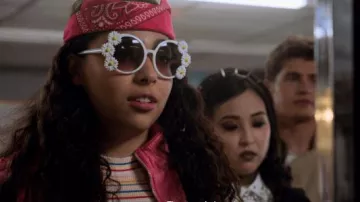 Sunglasses Claire's Molly Hernandez (Allegra Acosta) in Marvel's Runaways S01E10