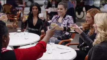 Flo's (Chrissie Fit) Mustard Seed Lace Bell Sleeves Mini Cocktail Dress como se ve en Pitch Perfect 3