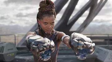 Guante vibranium de Shuri (Letitia Wright) en Black Panther