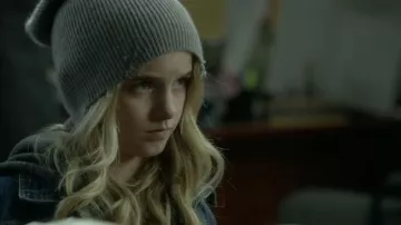 La gorra gris de la joven Emma Swann (Abby Ross) en Once Upon A Time S06E11
