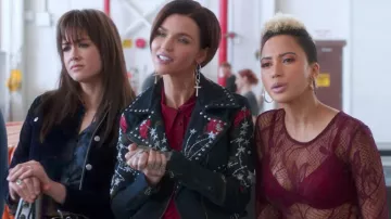 Veracity's (Hannah Fairlight) 5th avenue velvet jacket dans Pitch Perfect 3
