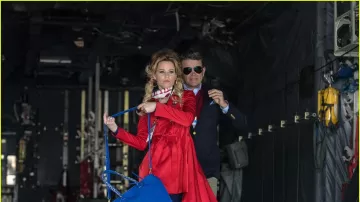 Gail (Elisabeth Banques) états-unis foulard comme vu dans la Hauteur Parfaite 3