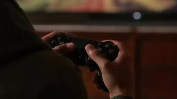 The controller Playstation 4 Alex Wilder (Rhenzy Feliz) in Marvel's Runaways S01E01