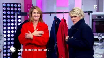Le manteau rouge "peignoir" conseillé par Sophie Brafman dans C'est au programme du 09/01/2018