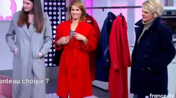 El abrigo marino de Sophie Davant en el programa C'est au del 09/01/2018