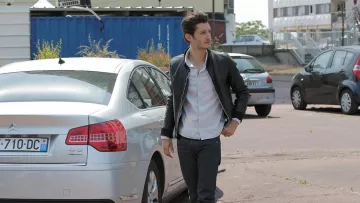 Le blouson en cuir léger noir porté par Samuel (Pierre Niney) dans le film Five