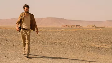 La chaqueta sahariana de Romain Kacew (Pierre Niney) en La promesa del amanecer