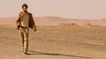 La chaqueta sahariana de Romain Kacew (Pierre Niney) en La promesa del amanecer