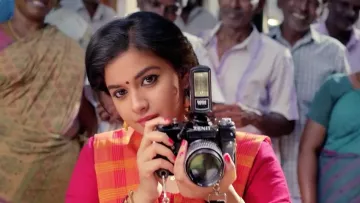 The camera Zenit in Thaanaa Serndha Koottam