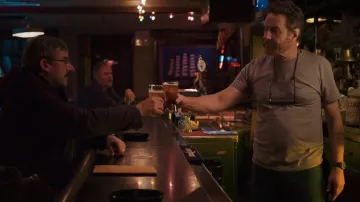 Le t-shirt gris Budweiser de Sal Nealon (Bryan Cranston) dans Last Flag Flying