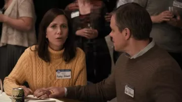 Le pull en laine jaune d'Au­drey Sa­fra­nek (Kris­ten Wiig) dans Down­si­zing