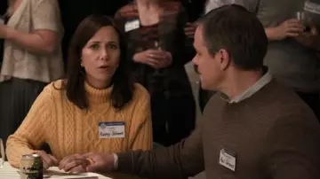 Le pull en laine jaune d'Au­drey Sa­fra­nek (Kris­ten Wiig) dans Down­si­zing