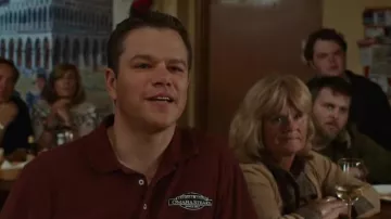 El polo rojo de la marca Omaha Steaks de Paul Safranek (Matt Damon) en Downsizing