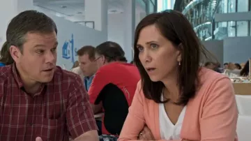 Camisa a cuadros rojo burdeos de Paul Safranek (Matt Damon) en downsizing