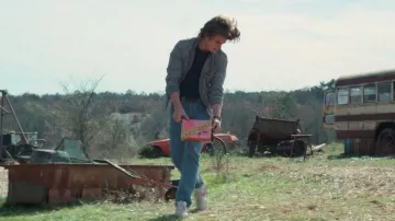 Chaqueta gris usada por Steve Harrington (Joe Keery) como se ve en Stranger Things S02E06