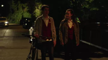 La veste army de Hannah Baker (Katherine Langford) dans 13 Reasons Why S01E04