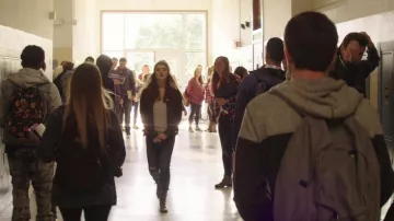 Les boots Steve Madden de Hannah Baker (Katherine Langford) dans 13 Reasons Why S01E03