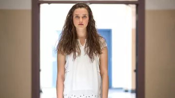 Le haut blanc Lucky Brand de Hannah Baker (Katherine Langford) dans 13 Razones por las que S01E01