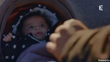 La Combinaison pilote bébé imprimée étoile de Mathis le fils de Baptiste et Emma dans Plus belle la vie S14E3444